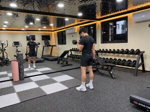 A gym with exercise equipment, a mirror, and a Star Trek-themed wall. - Hotel Laglas Asan (Asan)