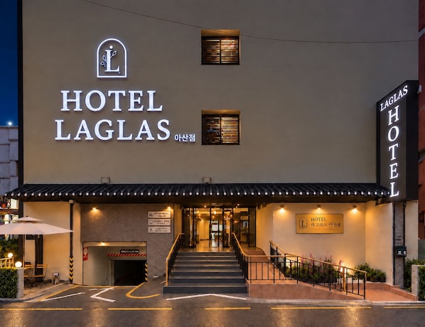 A hotel entrance with a sign reading 'HOTEL LAGLAS' and a staircase leading to the lobby. - Hotel Laglas Asan (Asan)