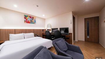 Luxury Room, 1 Queen Bed, Non Smoking, Private Bathroom | Premium bedding, down comforters, Select Comfort beds, desk