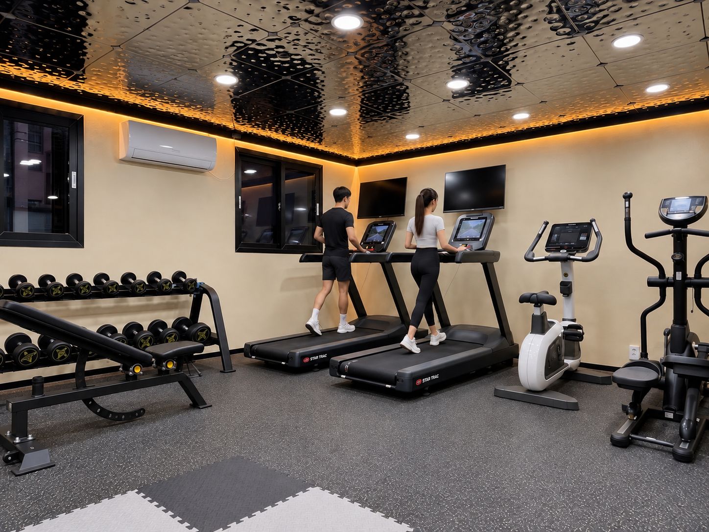 Une salle de sport équipée de tapis de course, d’haltères et d’appareils d’exercice.