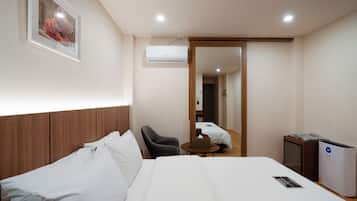 Standard Room, 1 Queen Bed, Non Smoking, Private Bathroom (온천수 제공) | Premium bedding, down comforters, Select Comfort beds, desk