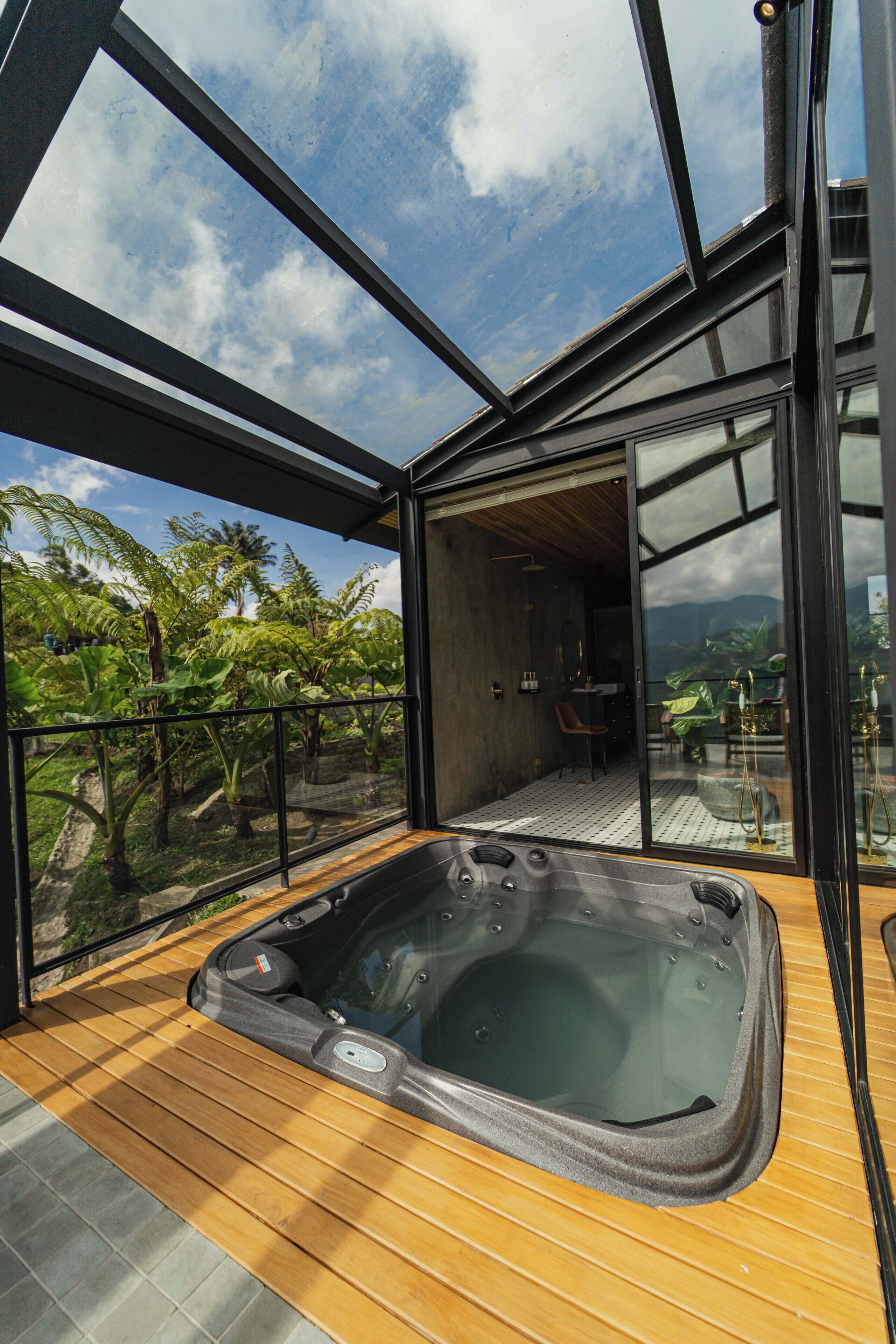 Jetted bathtub