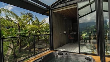 Jetted bathtub