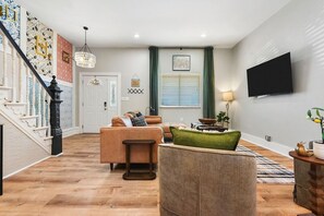 TV connectée, livres, chaîne hi-fi, espaces bureaux