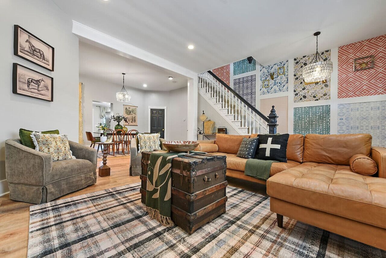 Smart TV, books, stereo, offices