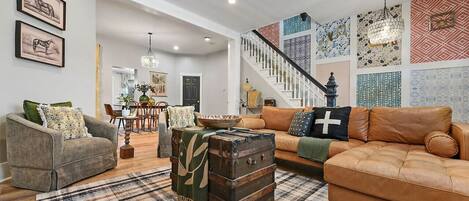 TV connectée, livres, chaîne hi-fi, espaces bureaux