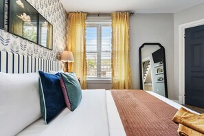 3 bedrooms, desk, iron/ironing board, travel crib - ★ HostWise Stays ★ Foxy home, off-street parking, new remodel! (Pittsburgh)