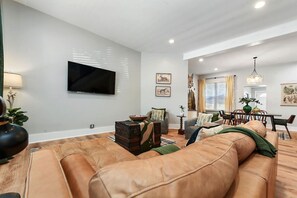 TV connectée, livres, chaîne hi-fi, espaces bureaux