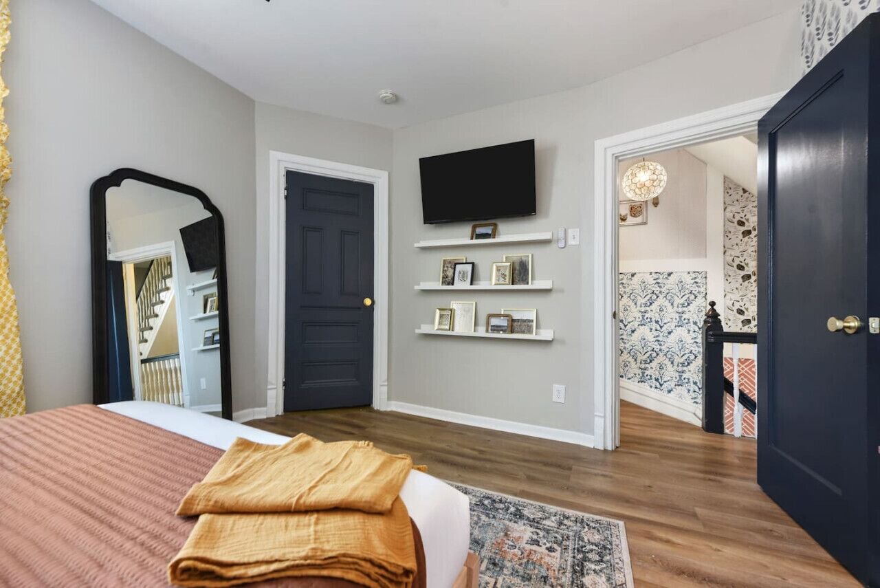 3 bedrooms, desk, iron/ironing board, travel crib