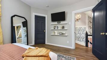 3 bedrooms, desk, iron/ironing board, travel cot