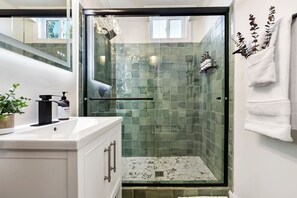 Eco-friendly toiletries, hair dryer, towels - ★ HostWise Stays ★ Foxy home, off-street parking, new remodel! (Pittsburgh)