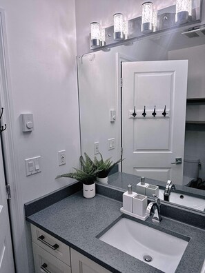 Pyyhkeet, saippua, sampoo, vessapaperi