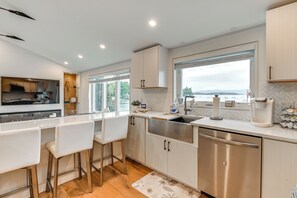 Réfrigérateur, micro-ondes, plaque de cuisson, lave-vaisselle