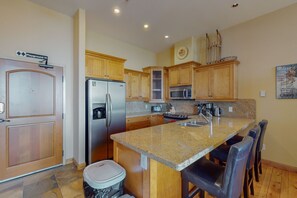 Een koelkast, een magnetron, een oven, een kookplaat