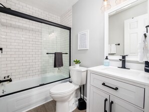 Shower, hair dryer, towels, shampoo - The Cobbler 's Abode (Columbus)