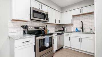 Réfrigérateur, micro-ondes, plaque de cuisson, lave-vaisselle