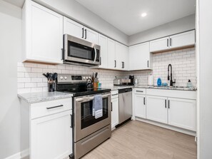 Geladeira, micro-ondas, cooktop, lava-louças