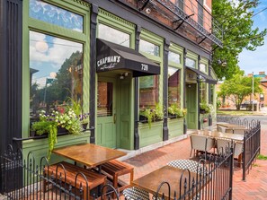 Outdoor dining - The Cobbler 's Abode (Columbus)