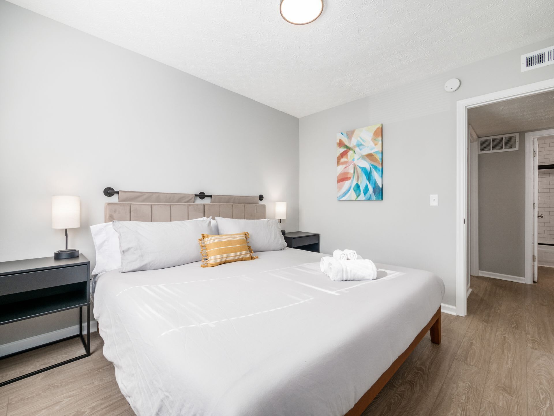 2 habitaciones, tabla de planchar con plancha, wifi y ropa de cama 