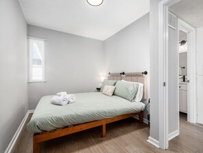 2 bedrooms, iron/ironing board, WiFi, bed sheets - The Cobbler 's Abode (Columbus)