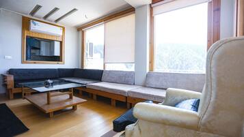 Standard Suite, Balcony, Hill View | 3 bedrooms, soundproofing, iron/ironing board, free WiFi