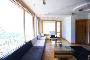 스탠다드 스위트, 발코니, 언덕 전망 | 3 개의 침실, 방음 설비, 다리미/다리미판, 무료 WiFi