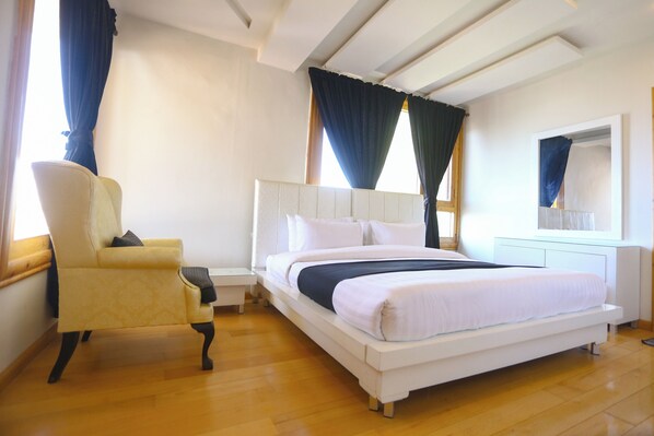 Standard Suite, Balcony, Hill View | 3 bedrooms, soundproofing, iron/ironing board, free WiFi - Urban BNB (Abbottabad)