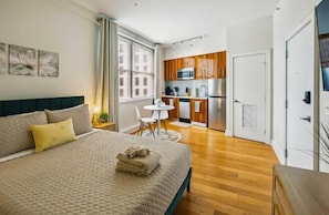 City appartement, 1 kingsize bed, toegang tot zwembad, uitzicht op de stad | Badkamer | Een haardroger, handdoeken, zeep, shampoo