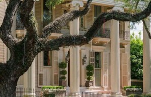 A building with a grand entrance, large columns, and a symmetrical facade. - Legacy Bnb Suites (New Orleans)