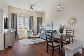 Condo Grand, 1 cama King size y sofá cama, para no fumadores, tina | Área de sala de estar | Smart TV de 50 pulgadas con canales digitales y servicios de streaming 