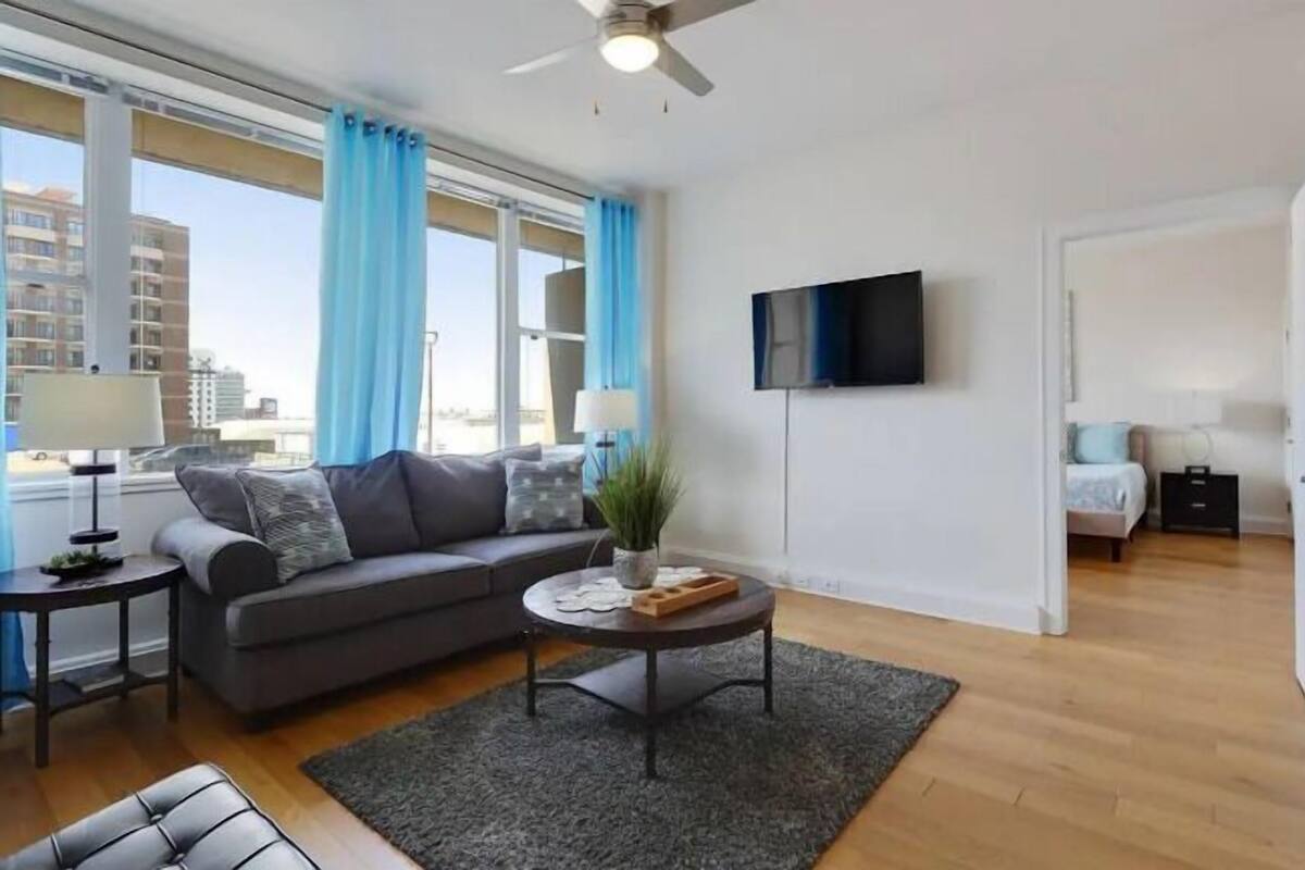En 50-tommers smart-TV med digitale kanaler samt strømmetjenester