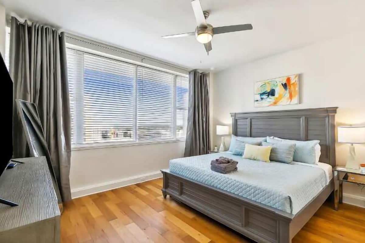 Family Condo, 1 Double Bed, Non Smoking, Refrigerator & Microwave (1112) | 1 bedroom, individually decorated, individually furnished