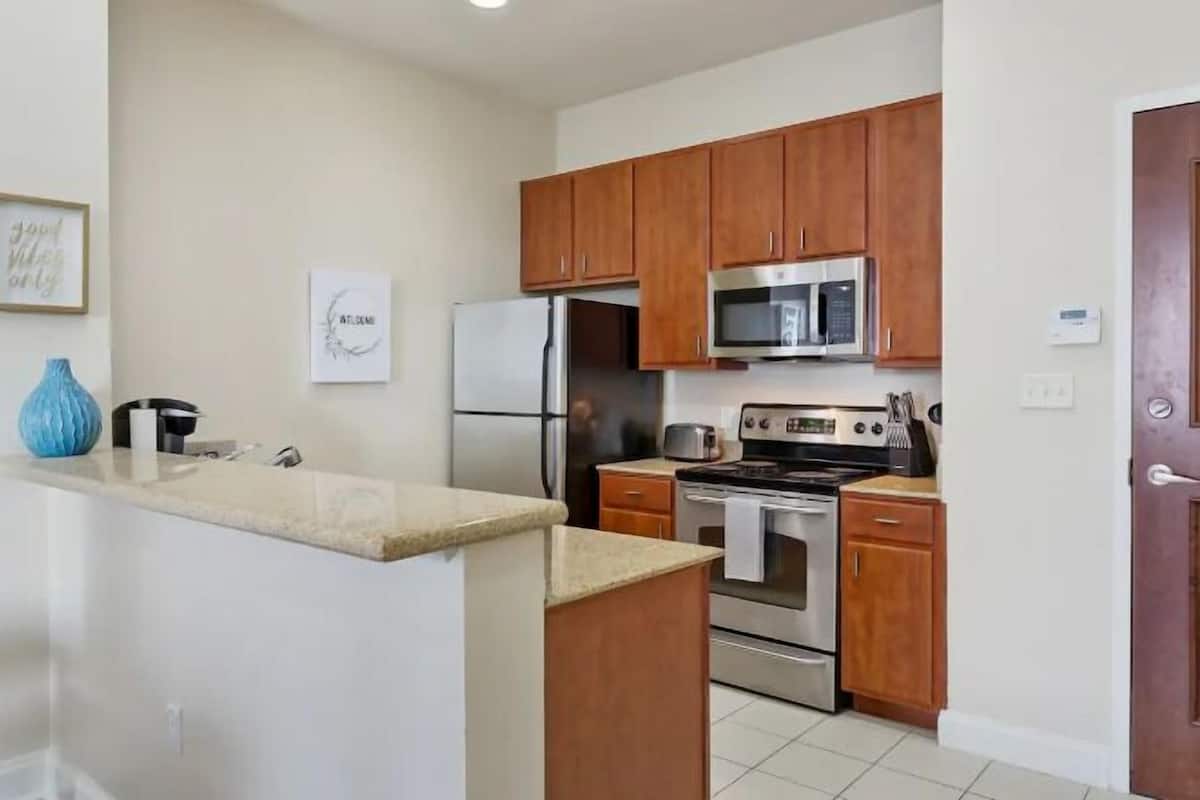 Comfort Condo, 1 King Bed with Sofa bed, Non Smoking, Bathtub (1205) | Private kitchen | Full-size fridge, microwave, coffee/tea maker, toaster
