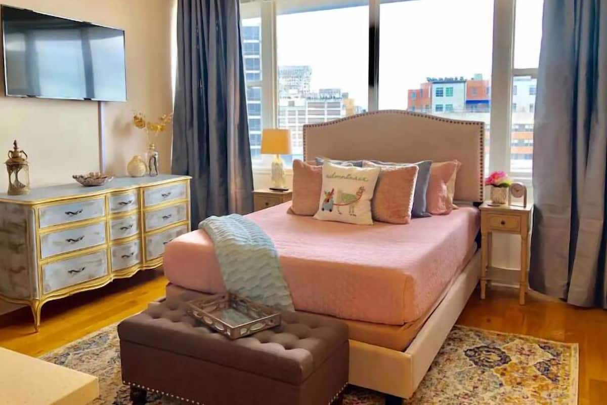 City Studio, 1 King Bed, Non Smoking, Refrigerator & Microwave (909) | 1 bedroom, individually decorated, individually furnished
