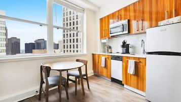 Condo Confort, 1 cama Queen size, cocina, vista a la ciudad | Área de sala de estar | Smart TV de 50 pulgadas con canales digitales y servicios de streaming