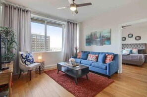 Condo clásico, 1 habitación, vista a la ciudad | Área de sala de estar | Smart TV de 50 pulgadas con canales digitales y servicios de streaming 