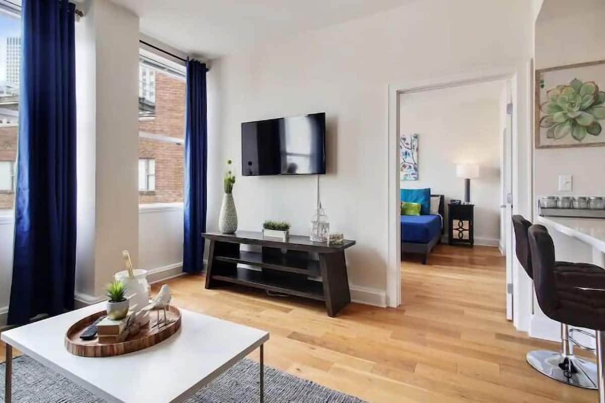 Leilighet – premium, 1 soverom, privat bad, byutsikt | Oppholdsområde | En 50-tommers smart-TV med digitale kanaler samt strømmetjenester