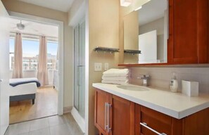 Condo panorâmico, 1 quarto, para não fumantes, vista para a cidade | Banheiro | Secador de cabelo, toalhas de banho, sabonete, shampoo
