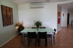 Apartment, Smoking | 3 bedrooms - Zen Bridgeport Waterfront Balcony Dining - Pool (Darwin)