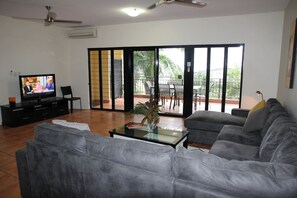 Apartment - Zen Bridgeport Waterfront Balcony Dining - Pool (Darwin)