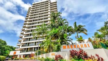A tall, modern hotel with a sign reading "MARROHAI" and the number "93" below it.