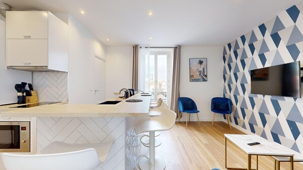 Réfrigérateur, micro-ondes, four, plaque de cuisson