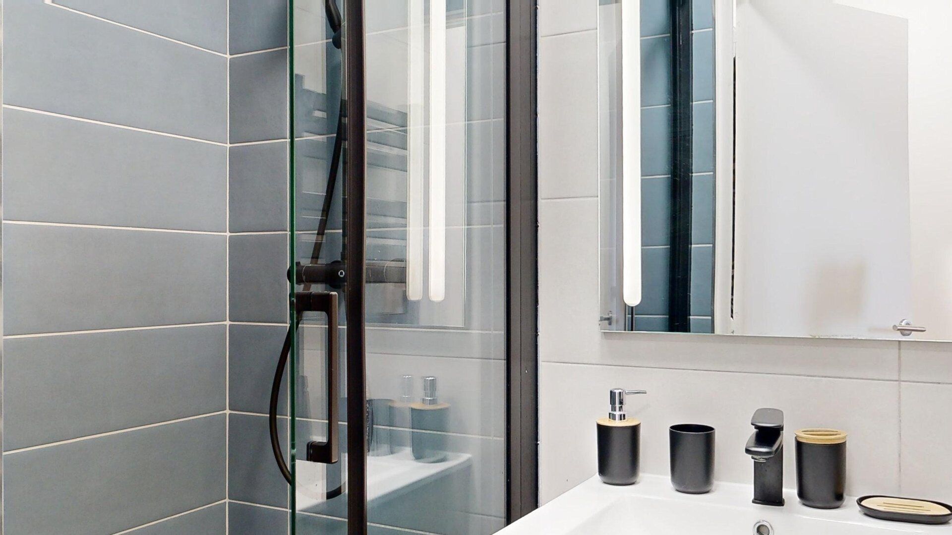 Een douche, een haardroger, handdoeken, zeep