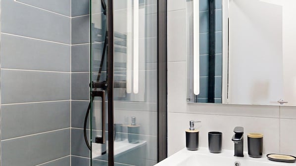 Douche, sĂšche-cheveux, serviettes fournies, savon