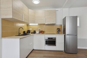 Réfrigérateur, micro-ondes, four, plaque de cuisson