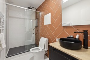 Shower, hair dryer, towels - TBS 147 - Charming and modern apartment (Paris)