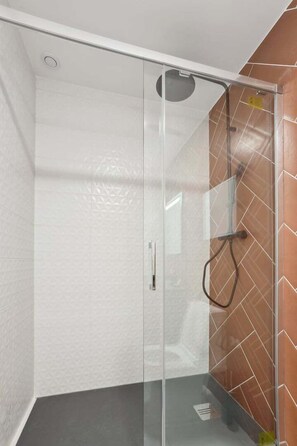 Dusche, Haartrockner, Handtücher