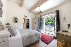 6 habitaciones, tabla de planchar con plancha y acceso a internet