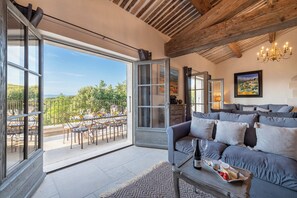 Een televisie, boeken en een stereo