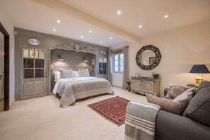 6 bedrooms, iron/ironing board, Internet, bed sheets